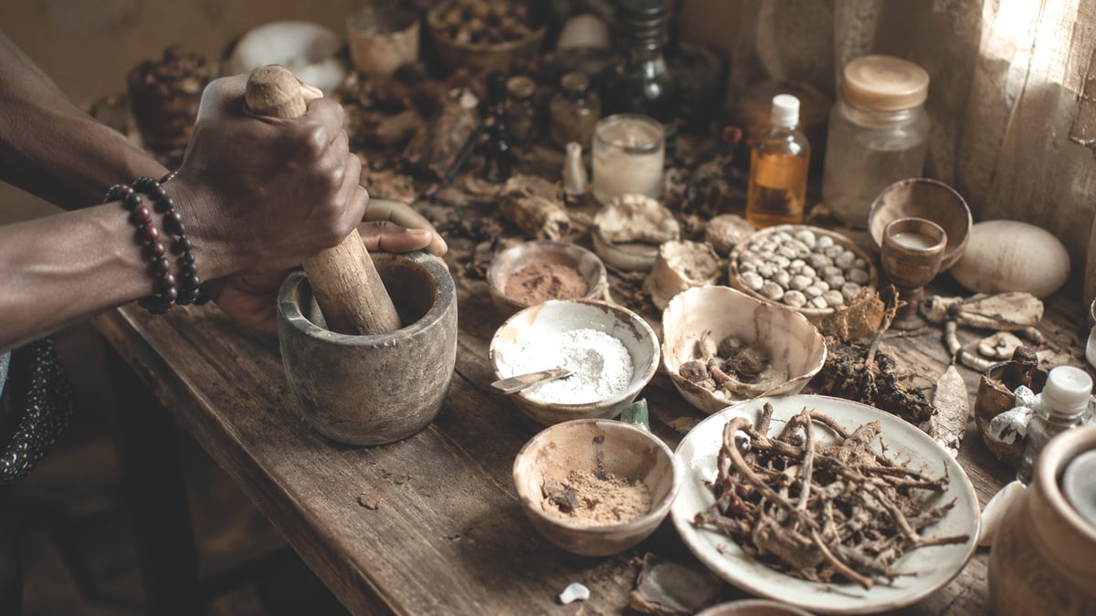 Mortier de bois et coupes de poudres végétales sur un plan de travail clair